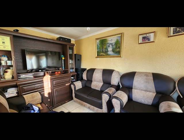 2 BEDROOM HOUSE FOR SALE IN TOEKOMSRUS